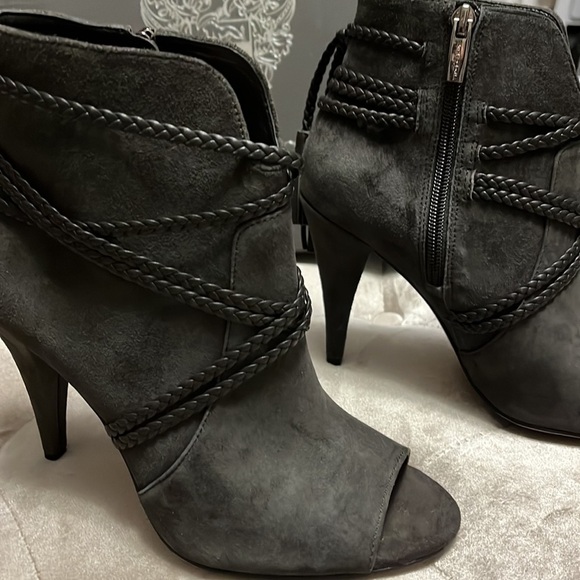 Vince Camuto dark gray leather booties with zipper, size 7.5 - Picture 2 of 8